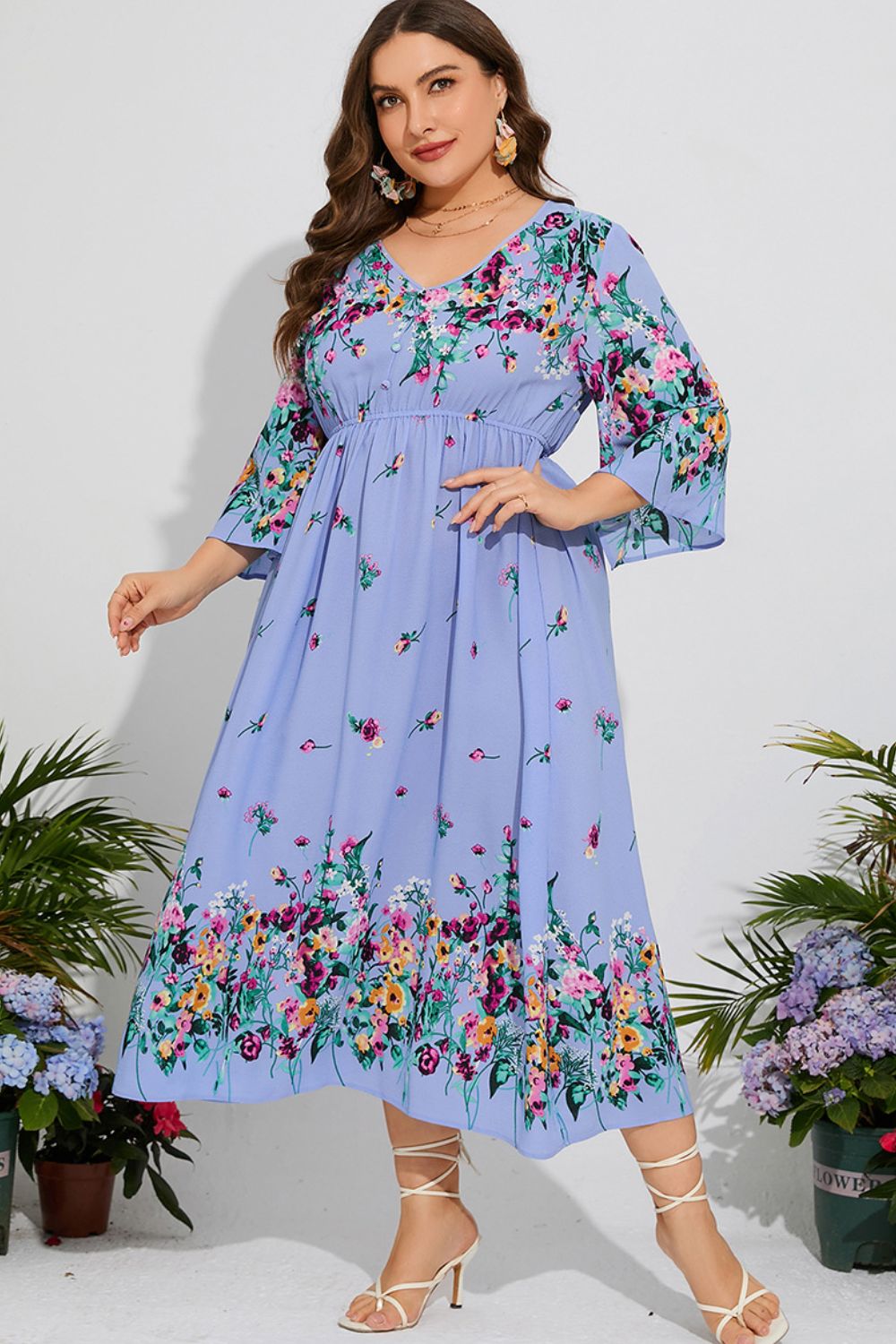 Robe mi-longue fleurie grande taille à col en V et manches trois-quarts
