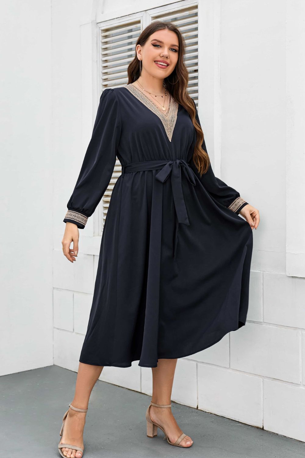 Robe mi-longue contrastée à taille nouée grande taille