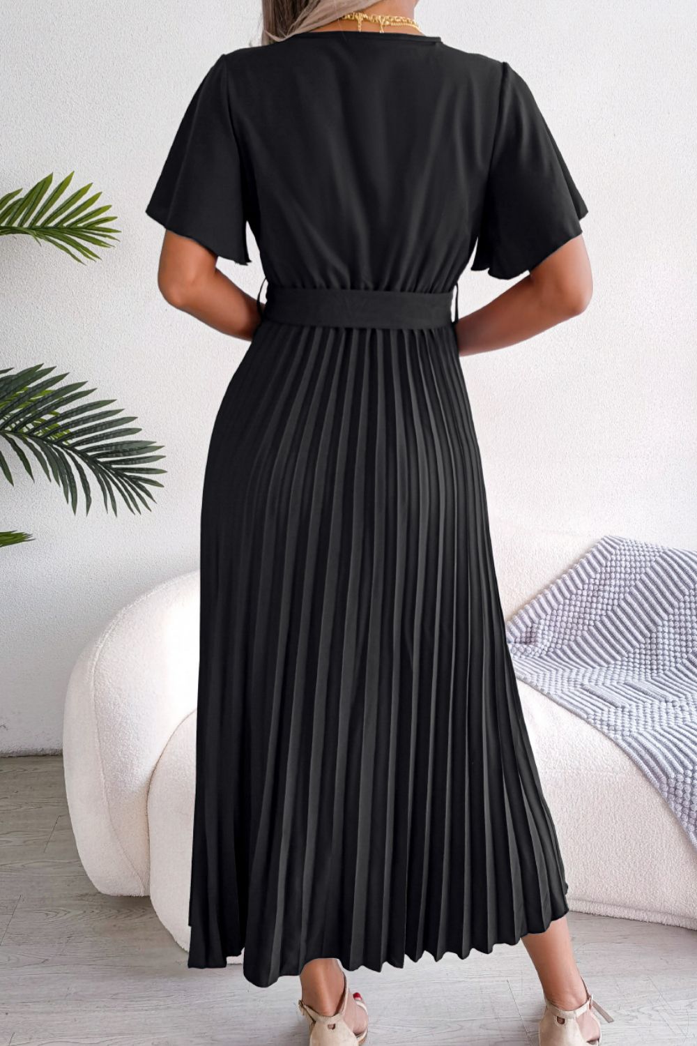 Robe plissée à manches flottantes et ceinture