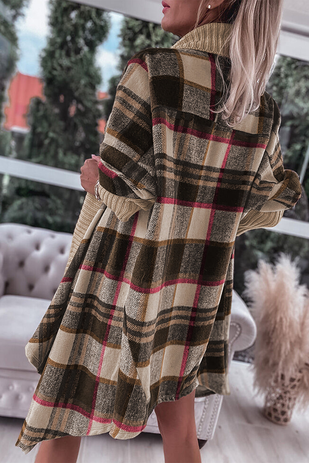 Braune, gerippte Strickjacke mit offenem Schottenmuster und Spleißmuster