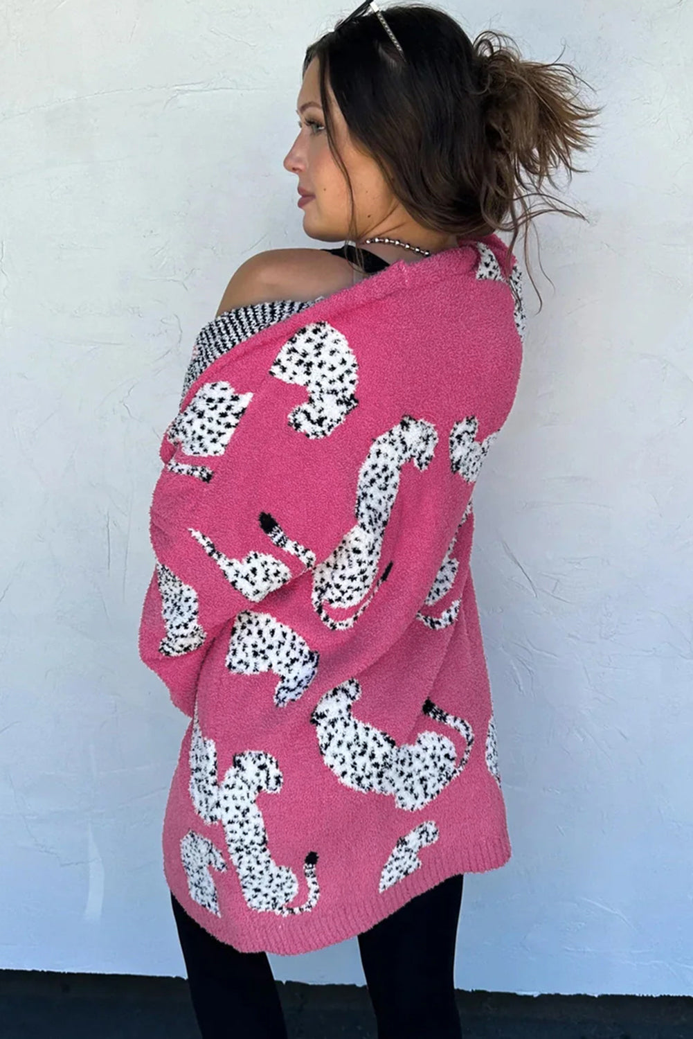 Rosarote Strickjacke mit offener Vorderseite und Animalprint