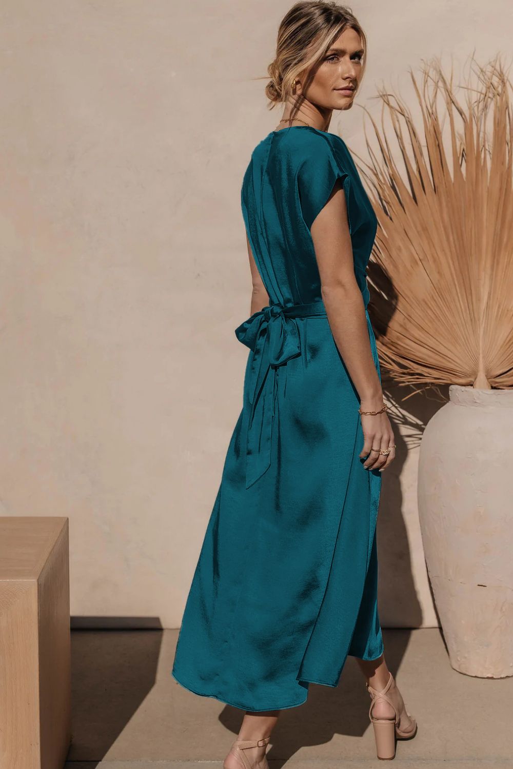 Robe mi-longue en satin à manches courtes et lien au dos