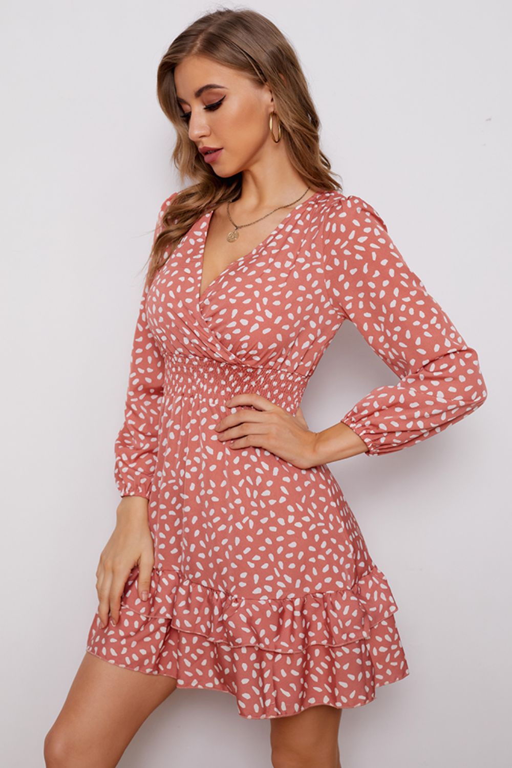 Robe imprimée à col surplis et manches bouffantes avec ourlet à volants