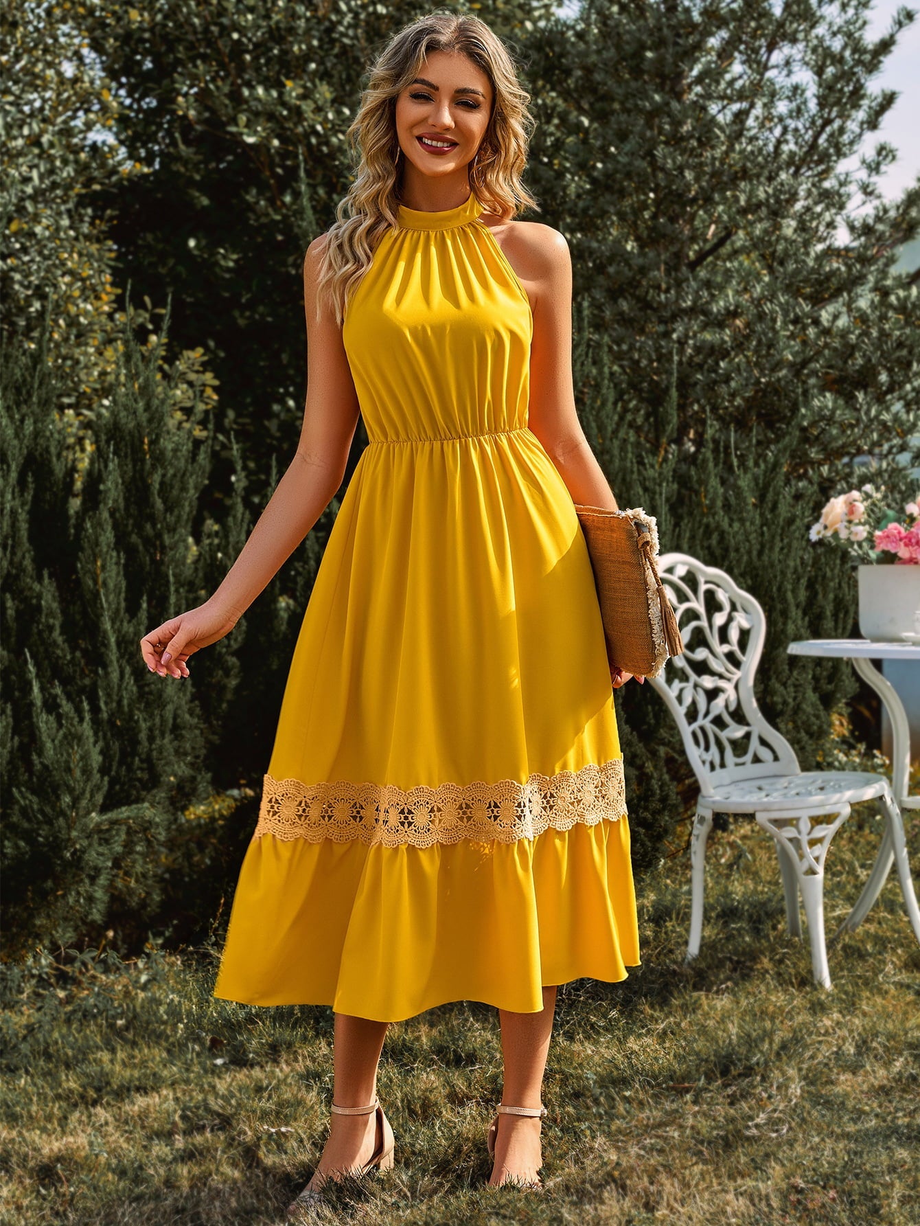 Robe mi-longue en dentelle épissée à col grec