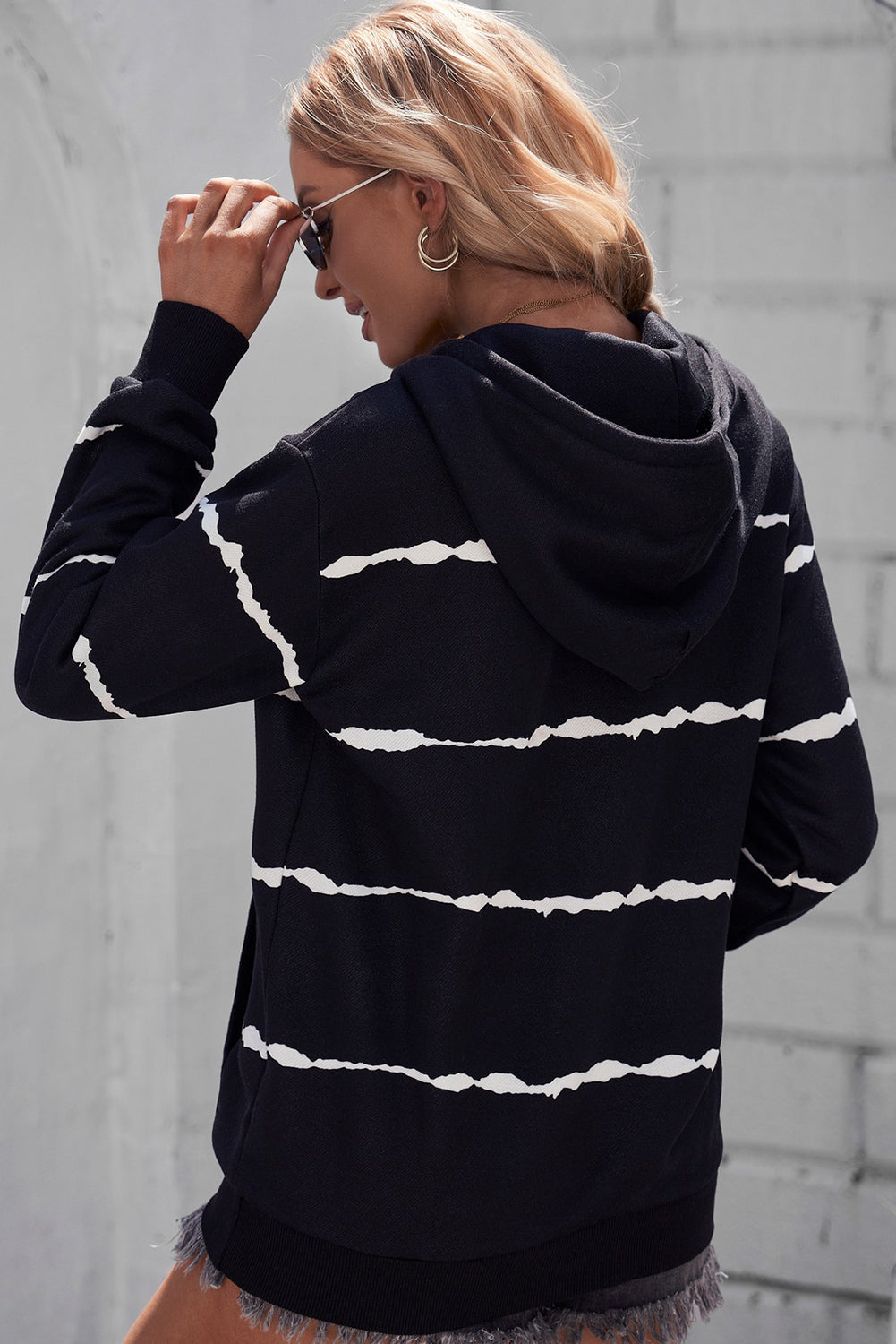 Gestreifter Hoodie mit überschnittenen Schultern und Kängurutasche