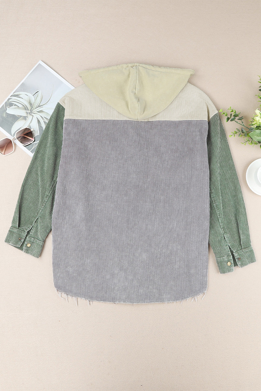 Veste-chemise à capuche en velours côtelé avec boutons-pression sur le devant