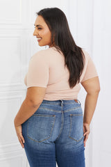 Capella – Back To Simple – Geripptes Oberteil mit Raffung vorne in voller Größe in Blush
