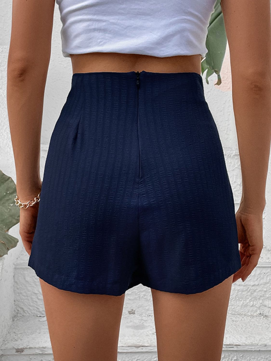 Shorts mit hohem Bund und Reißverschluss hinten