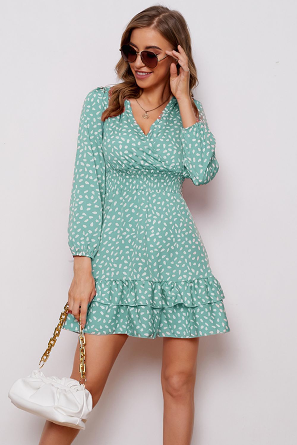 Robe imprimée à col surplis et manches bouffantes avec ourlet à volants