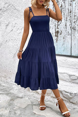 Robe mi-longue à volants et épaules nouées