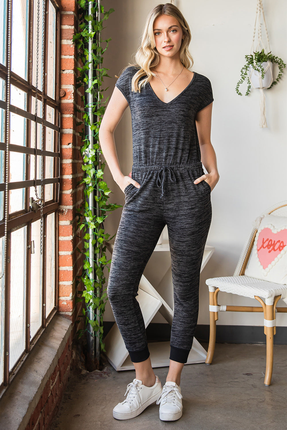 Melierter Jumpsuit mit V-Ausschnitt und Kordelzug in der Taille