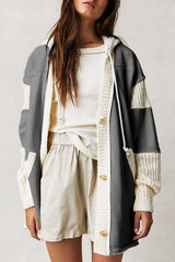 Dunkelgraue Strickjacke mit Patchwork-Knopfleiste und Kapuze