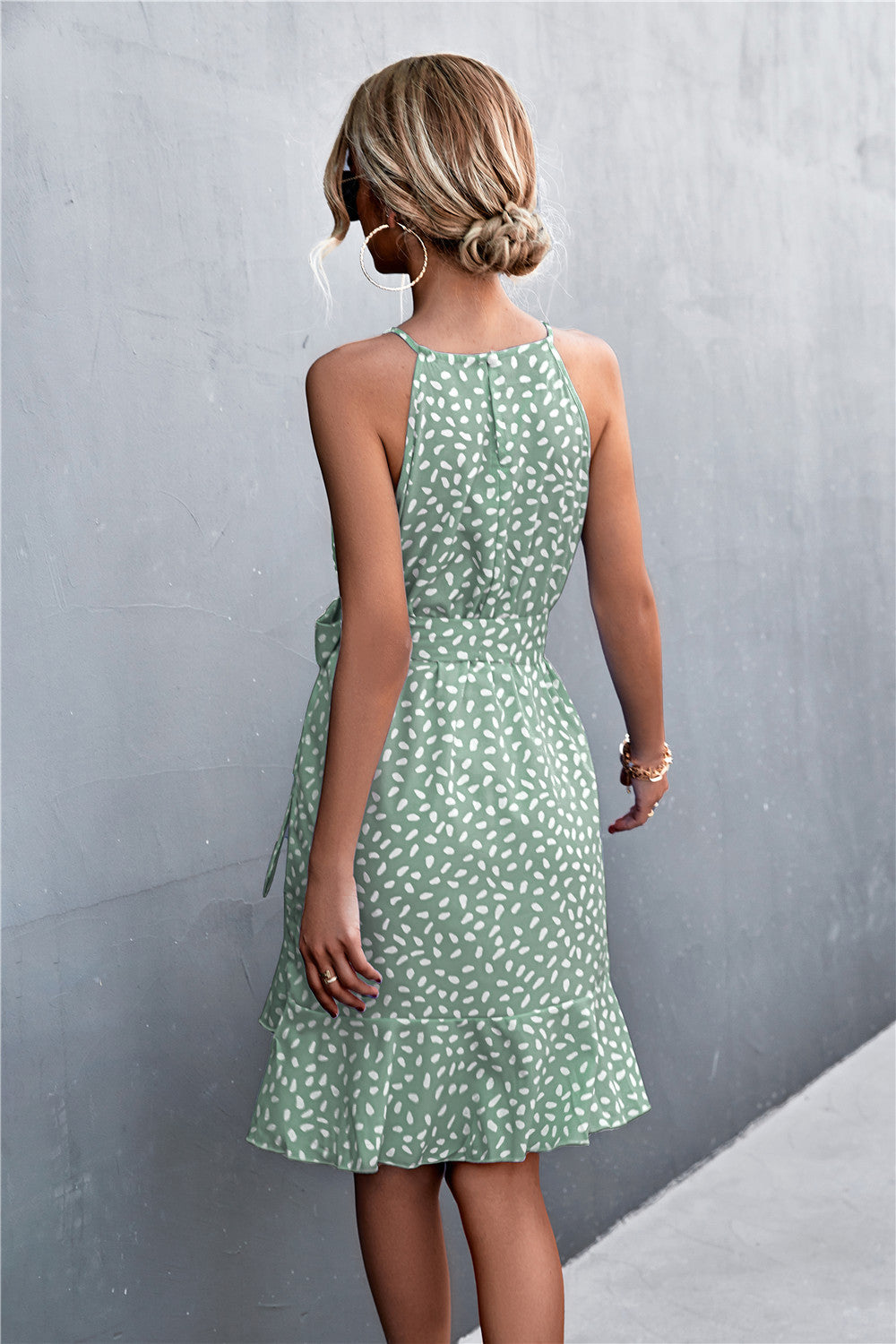 Robe imprimée sans manches à volants et taille nouée
