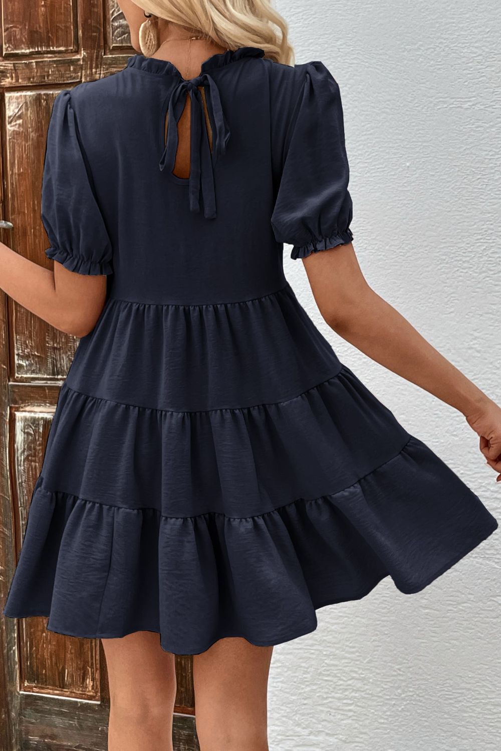 Robe à volants et manches bouffantes avec lien au dos