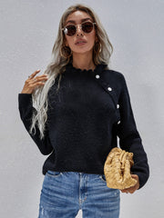 Rippstrickpullover mit Knopfdetail und Rüschenkragen