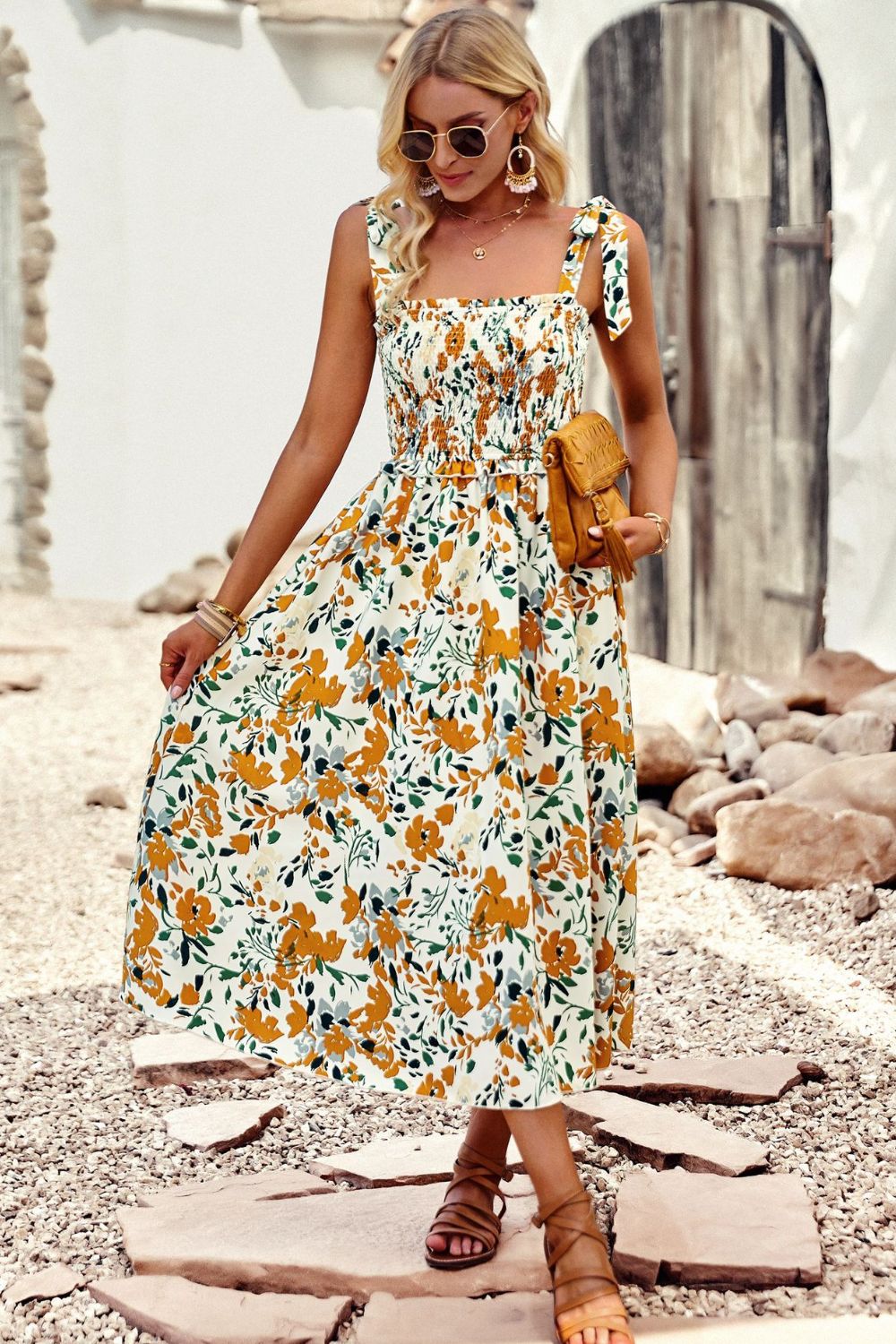 Robe imprimée à smocks et épaules nouées