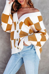 Braune Strickjacke mit Farbblock-Muster und geripptem Strick und Knopfleiste