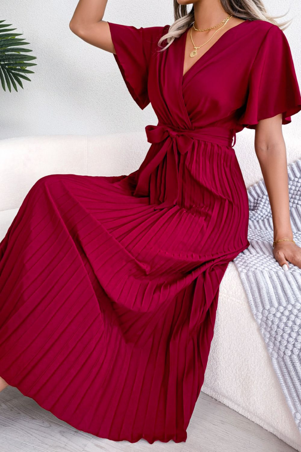 Robe plissée à manches flottantes et ceinture