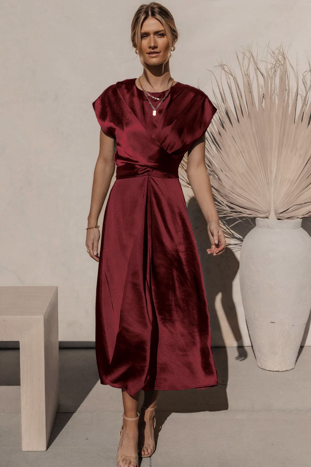 Robe mi-longue en satin à manches courtes et lien au dos