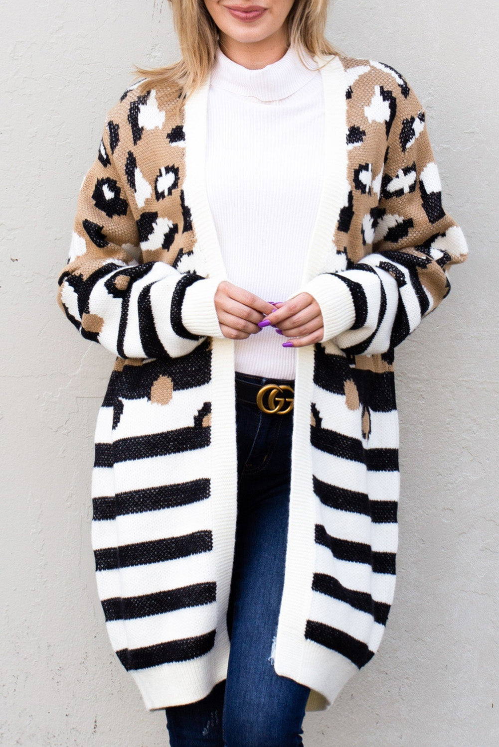 Braune, lange Strickjacke mit Leopardenmuster und Streifen