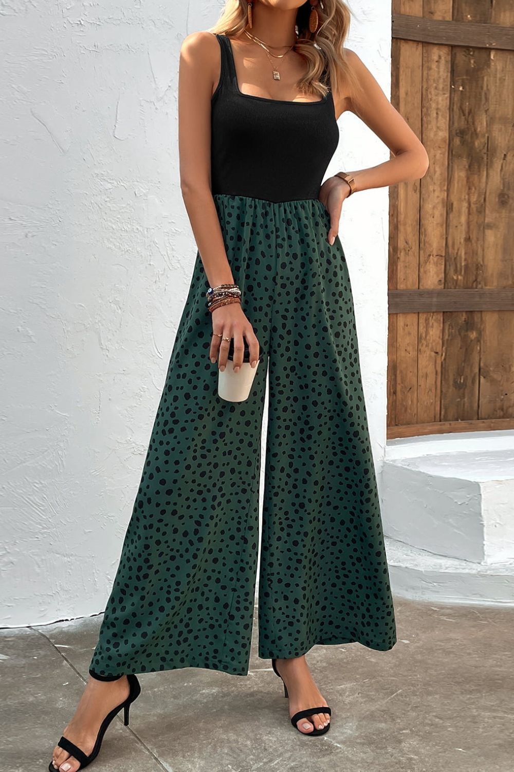 Zweifarbiger Jumpsuit mit eckigem Ausschnitt und weitem Bein