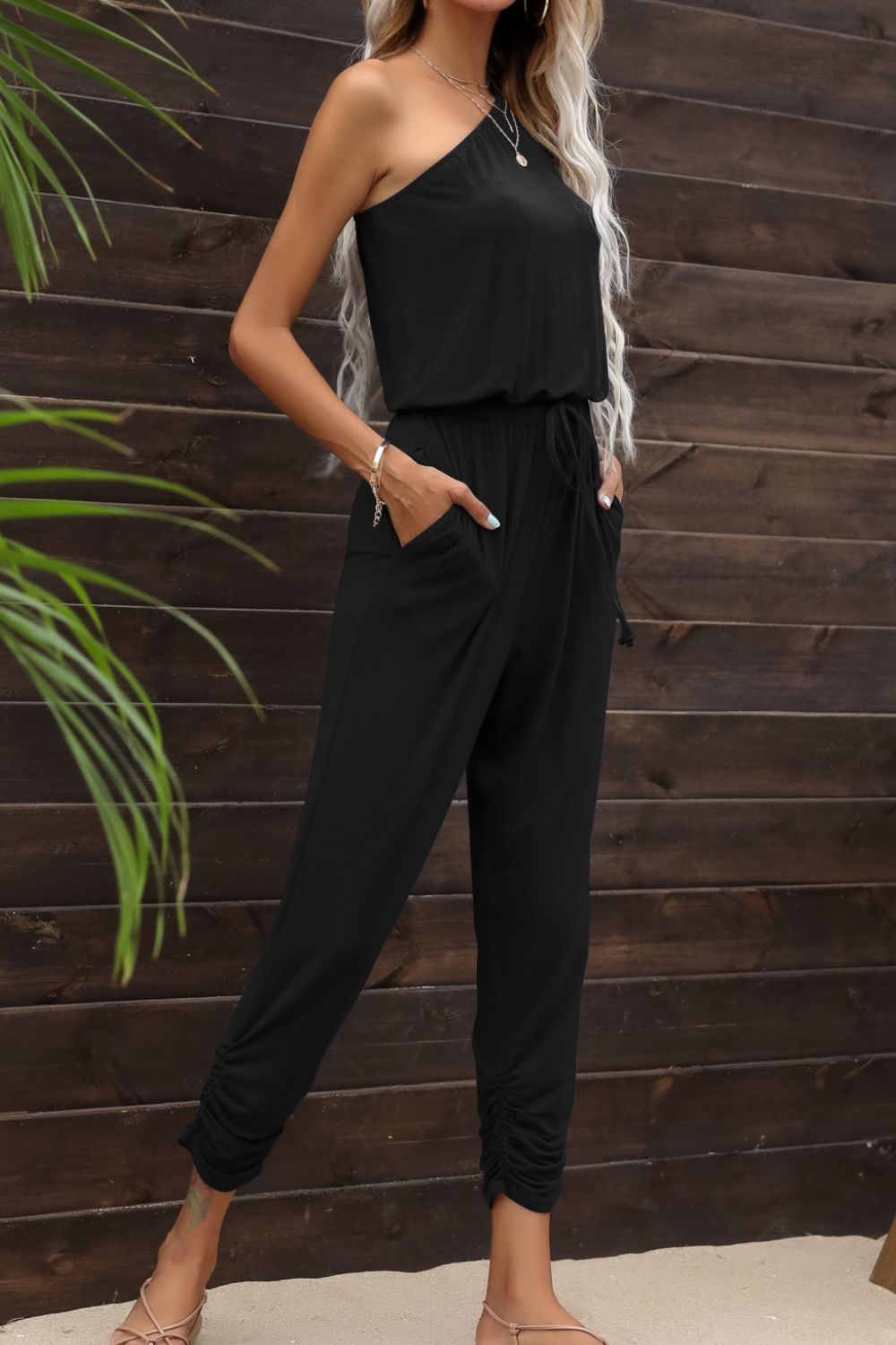 One-Shoulder-Jumpsuit mit Kordelzug in der Taille und Taschen