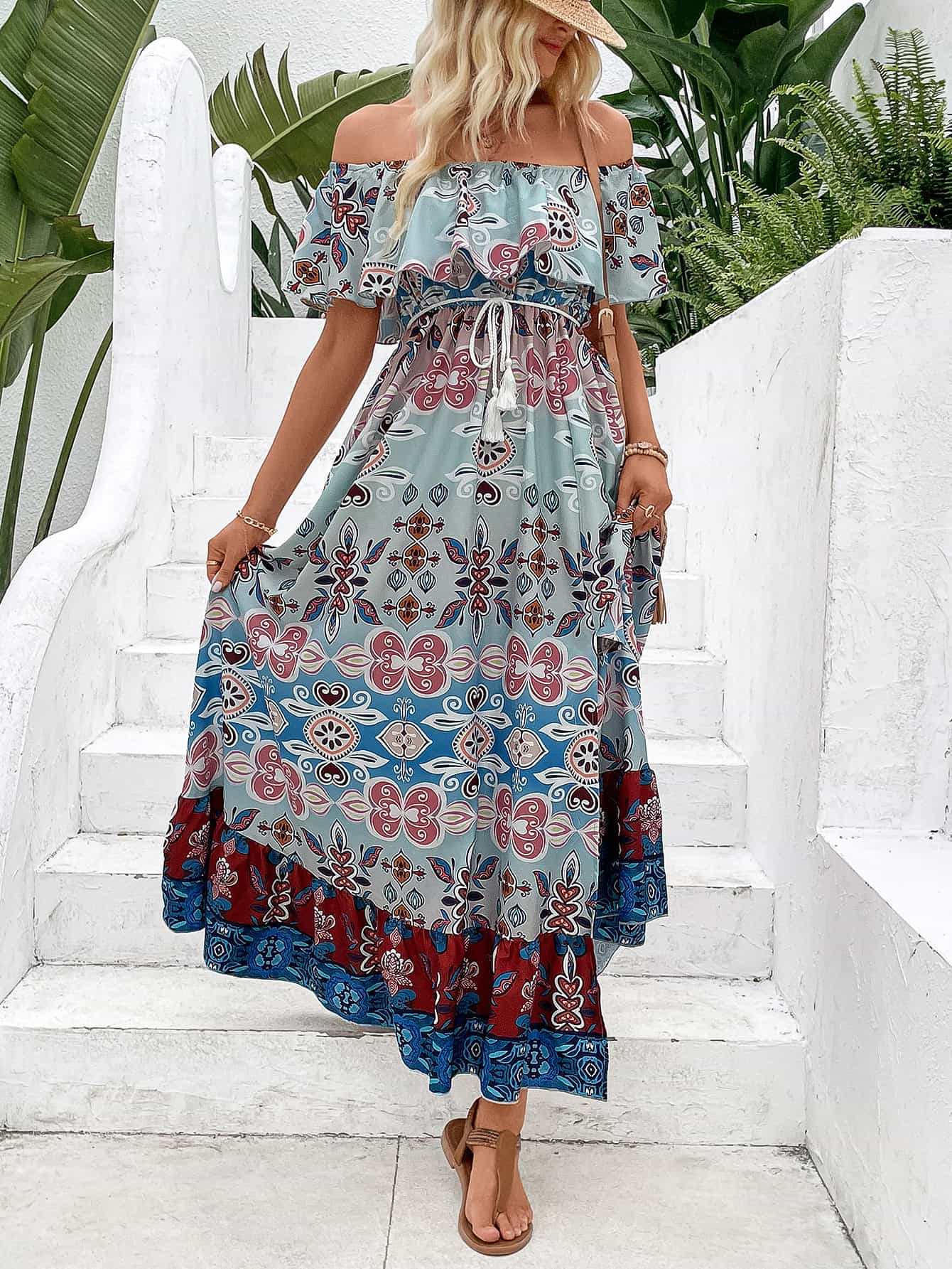 Robe longue fendue à épaules dénudées imprimée