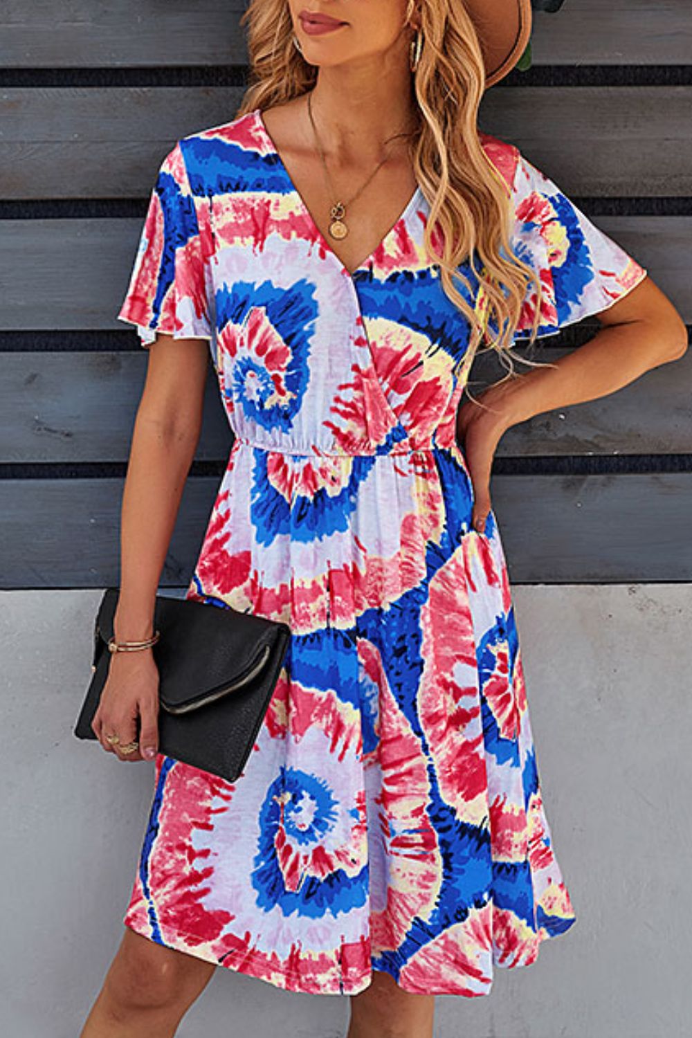 Robe imprimée à col surplis et manches flottantes, longueur genou
