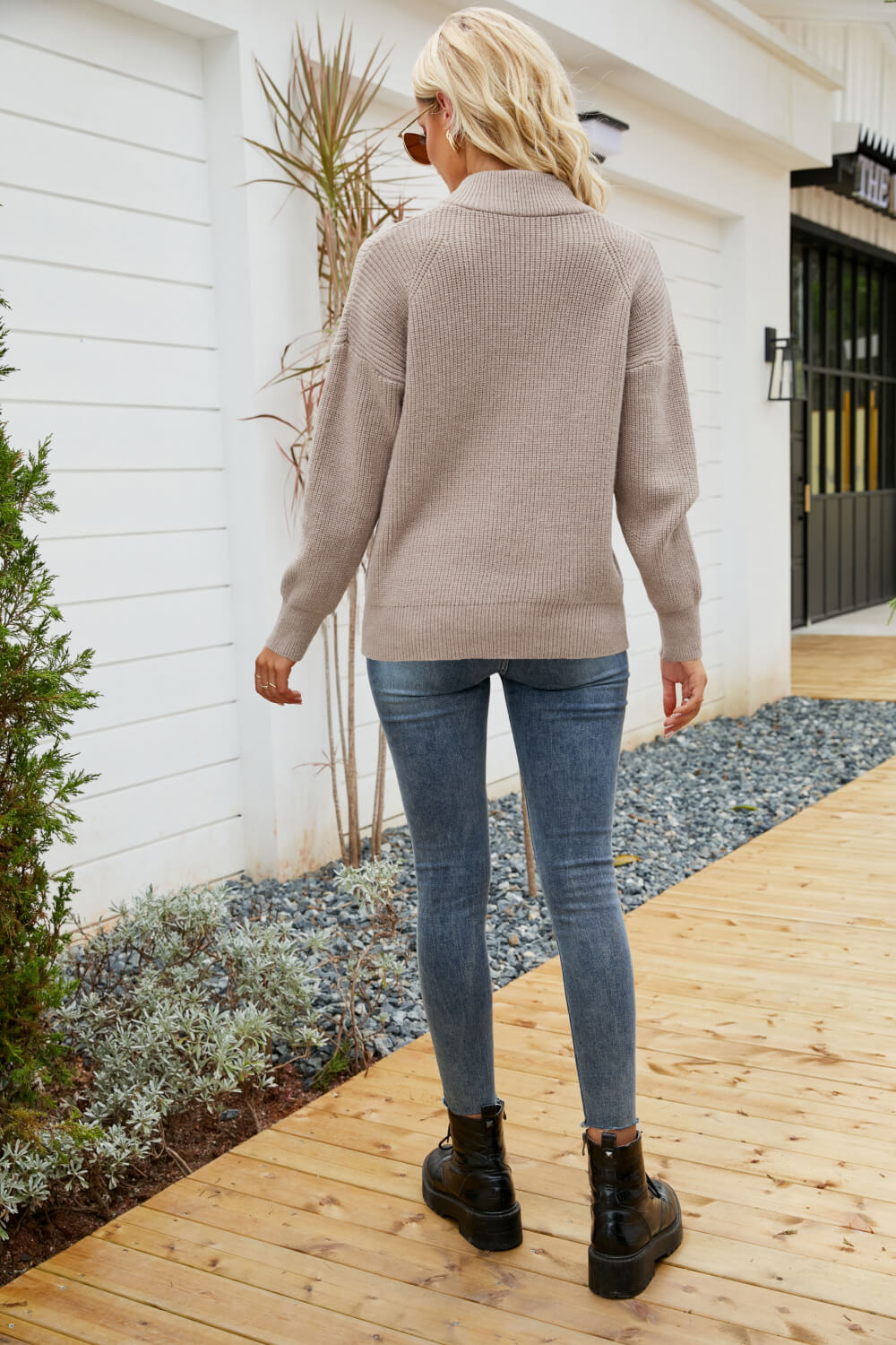 Rippstrickpullover mit Viertelreißverschluss und Kragen