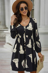 Bedrucktes Kleid mit Knöpfen und Schlitz und langen Ärmeln