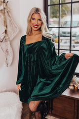 Robe babydoll verte en velours côtelé à col carré et dos noué