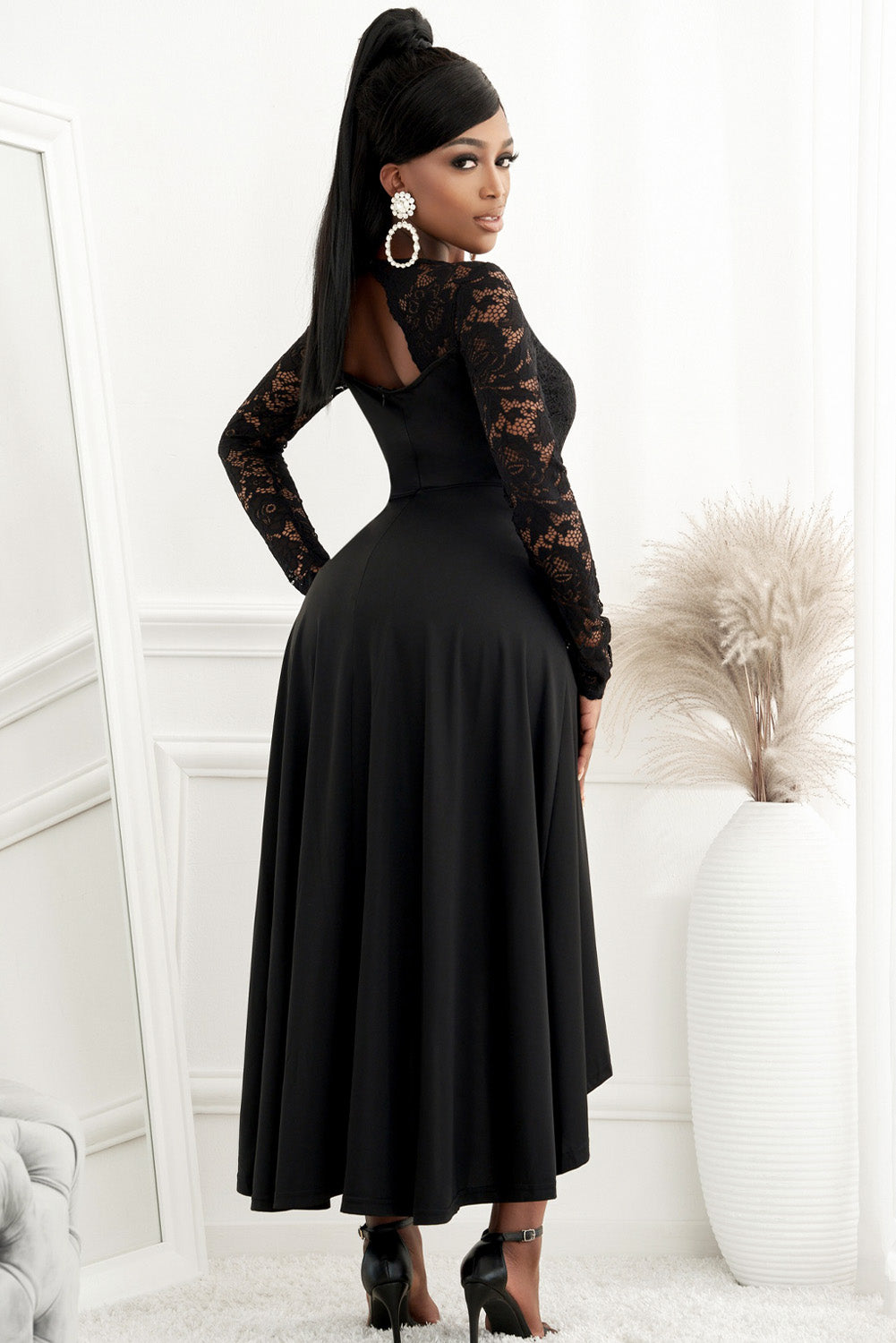 Robe en dentelle à col en V asymétrique