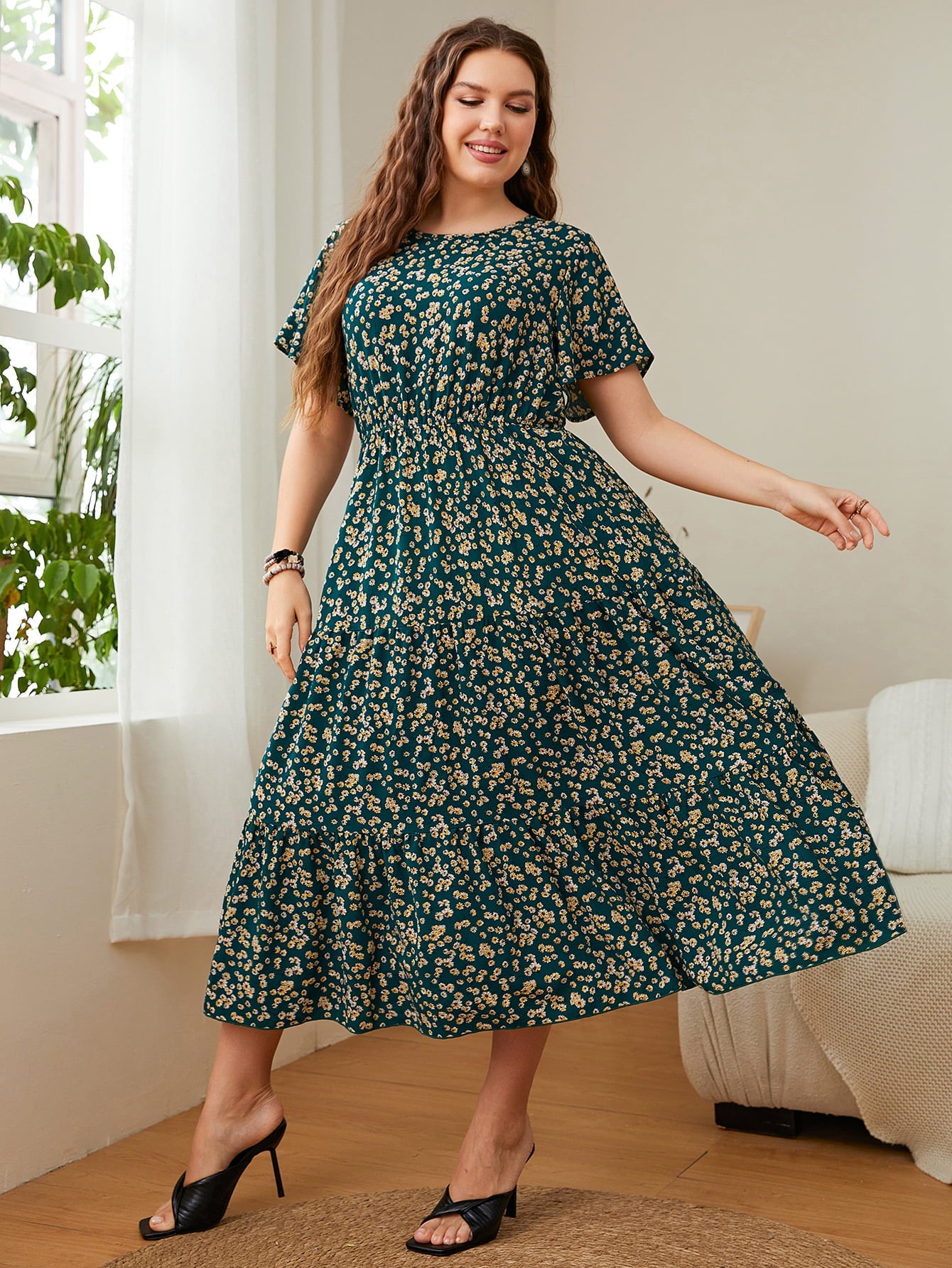 Robe mi-longue fleurie grande taille à col rond et manches courtes