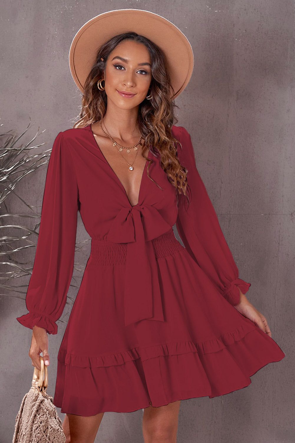 Robe à volants et taille froncée et décolleté plongeant