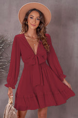 Robe à volants et taille froncée et décolleté plongeant