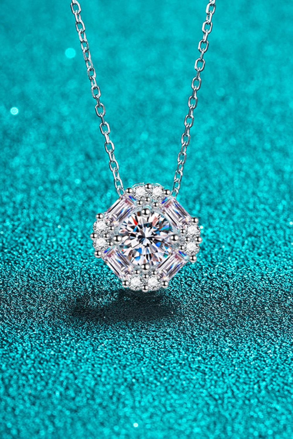 Collier chaîne avec pendentif géométrique en moissanite