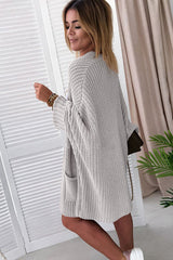 Graue Oversize-Strickjacke mit Zopfmuster und Fledermausärmeln