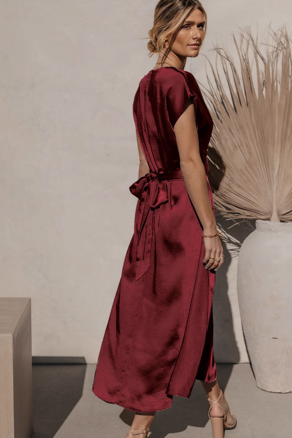 Robe mi-longue en satin à manches courtes et lien au dos