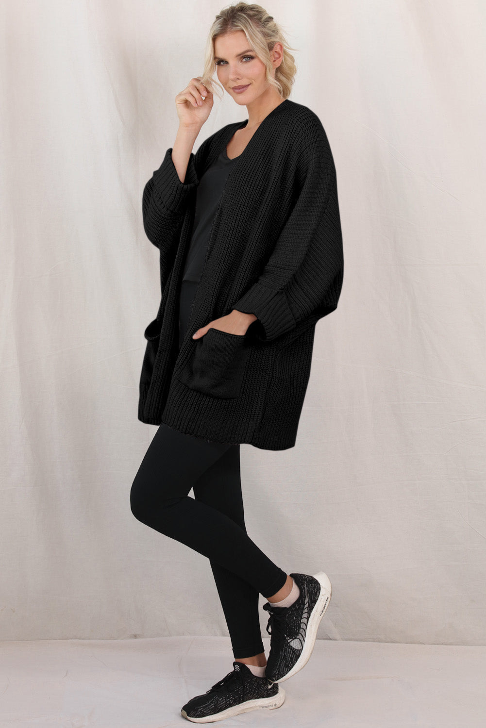 Graue Oversize-Strickjacke mit Zopfmuster und Fledermausärmeln