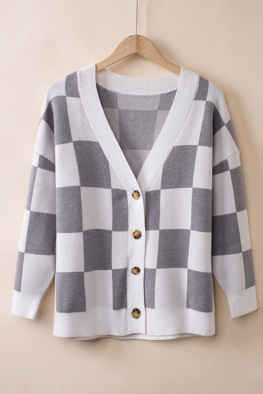Braune Strickjacke mit Farbblock-Muster und geripptem Strick und Knopfleiste