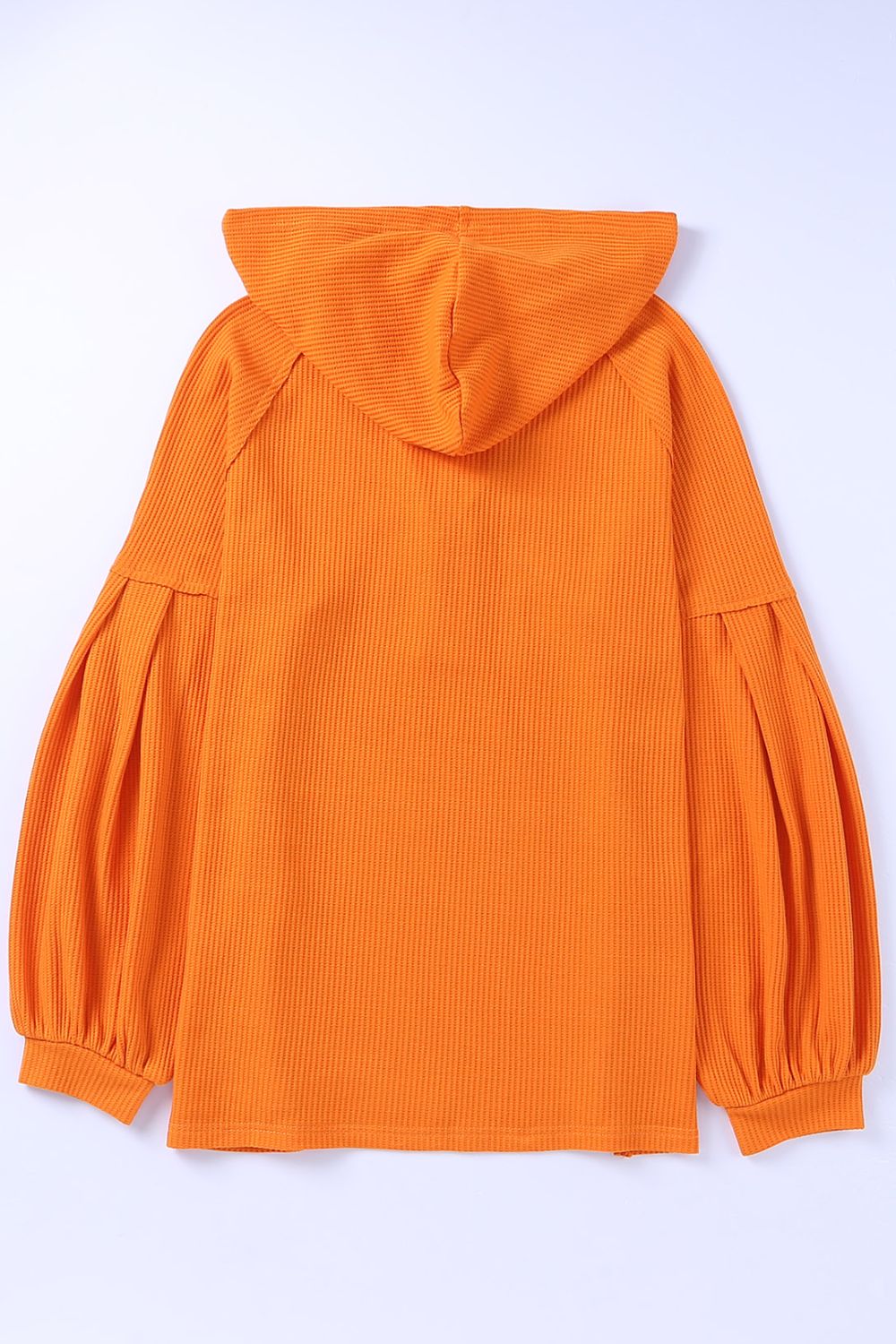 Kapuzenpullover aus Waffelstrick mit Puffärmeln, Seitenschlitzen und Knöpfen