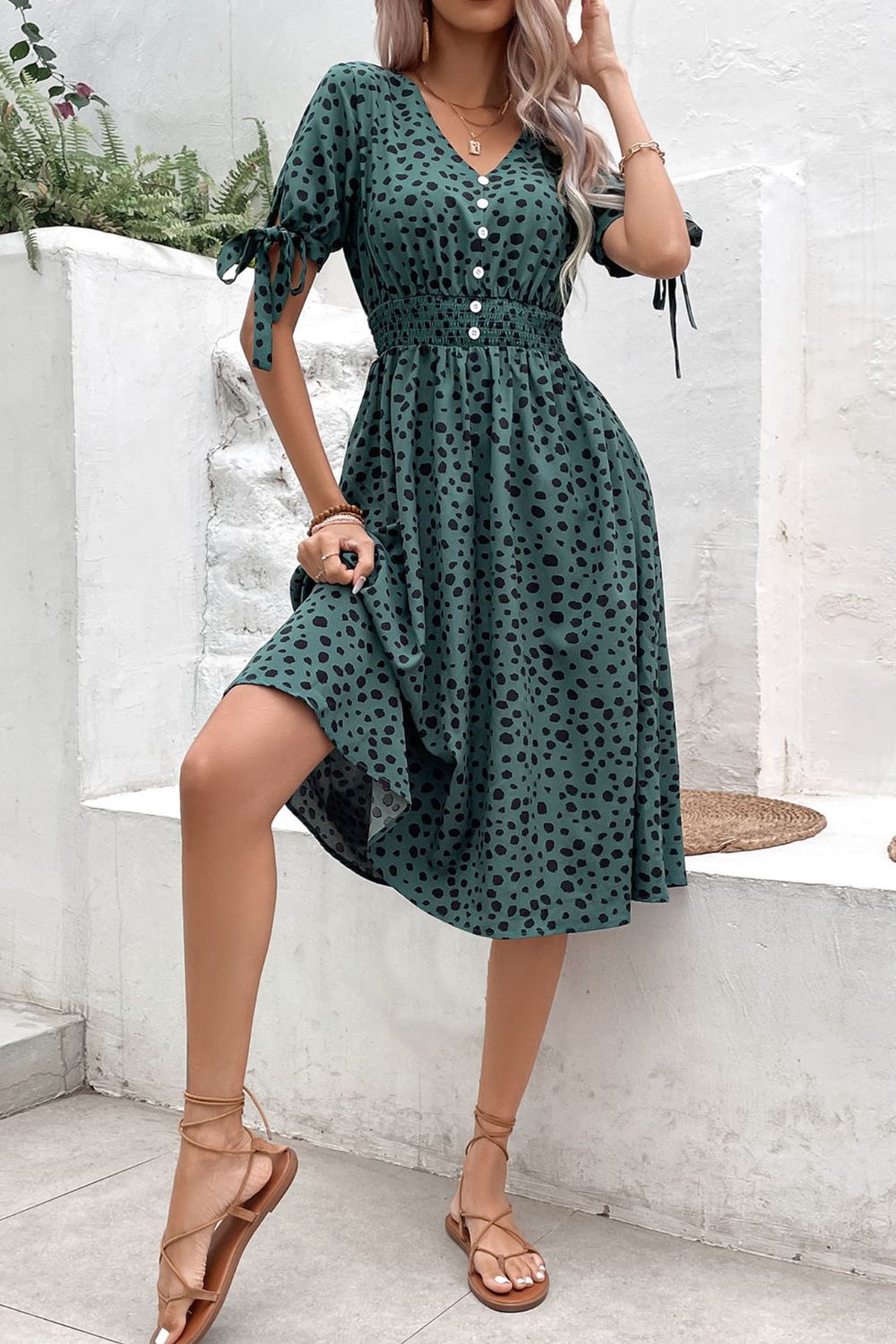 Robe imprimée à taille froncée et poignets noués