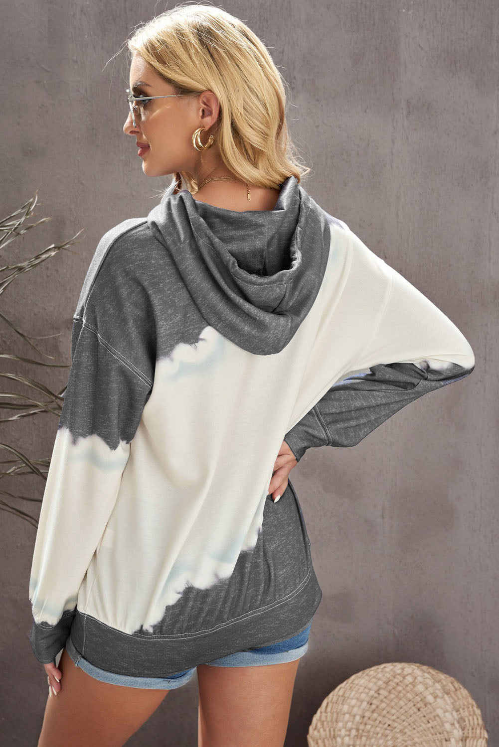 Hoodie mit Batik-Farbblock und Kordelzug