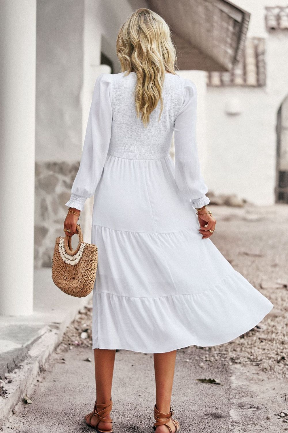 Robe mi-longue à smocks, col rond et manches volantées