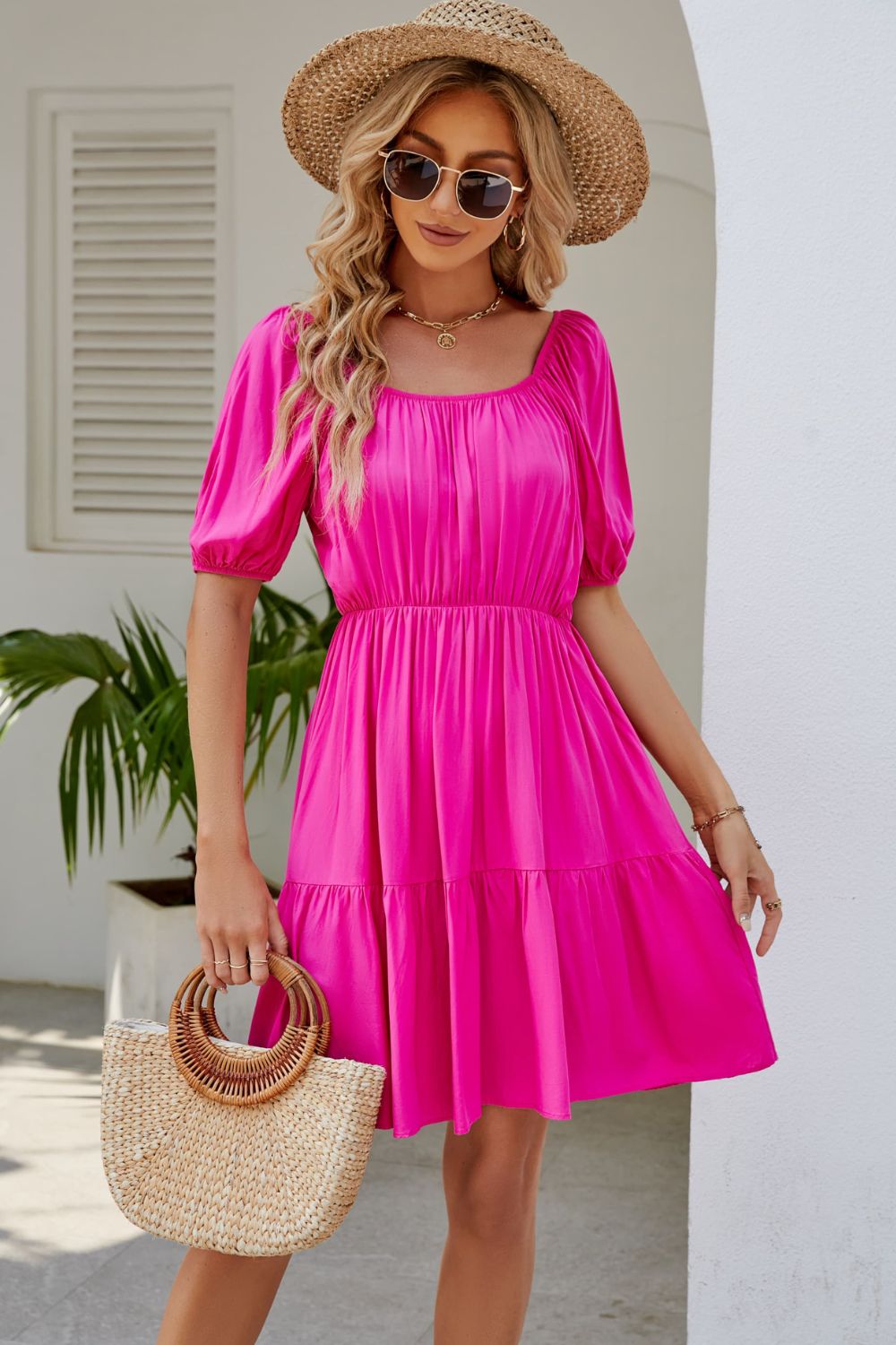 Mini-robe froncée à col carré et manches bouffantes