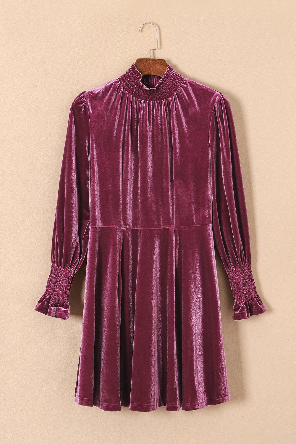 Robe en velours bordeaux à col montant et manches volantées