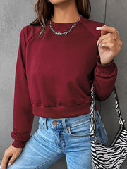 Kurzes Sweatshirt mit Raglanärmeln und Rundhalsausschnitt