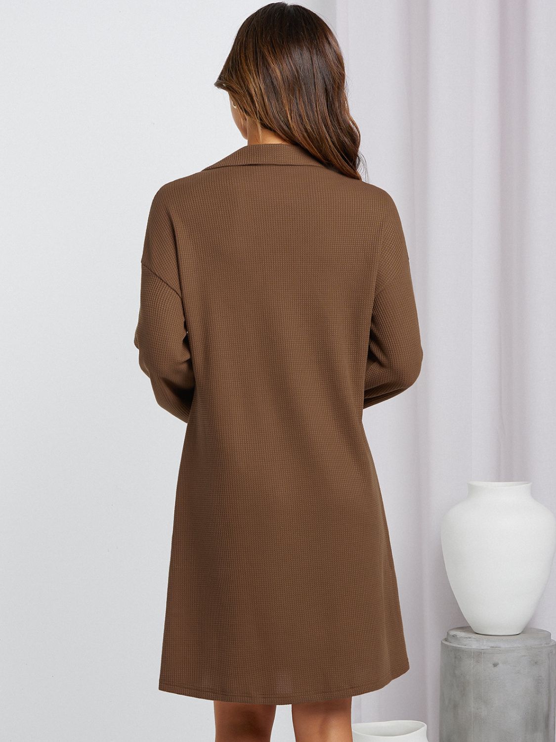 Robe en tricot gaufré à demi-boutons et col Johnny