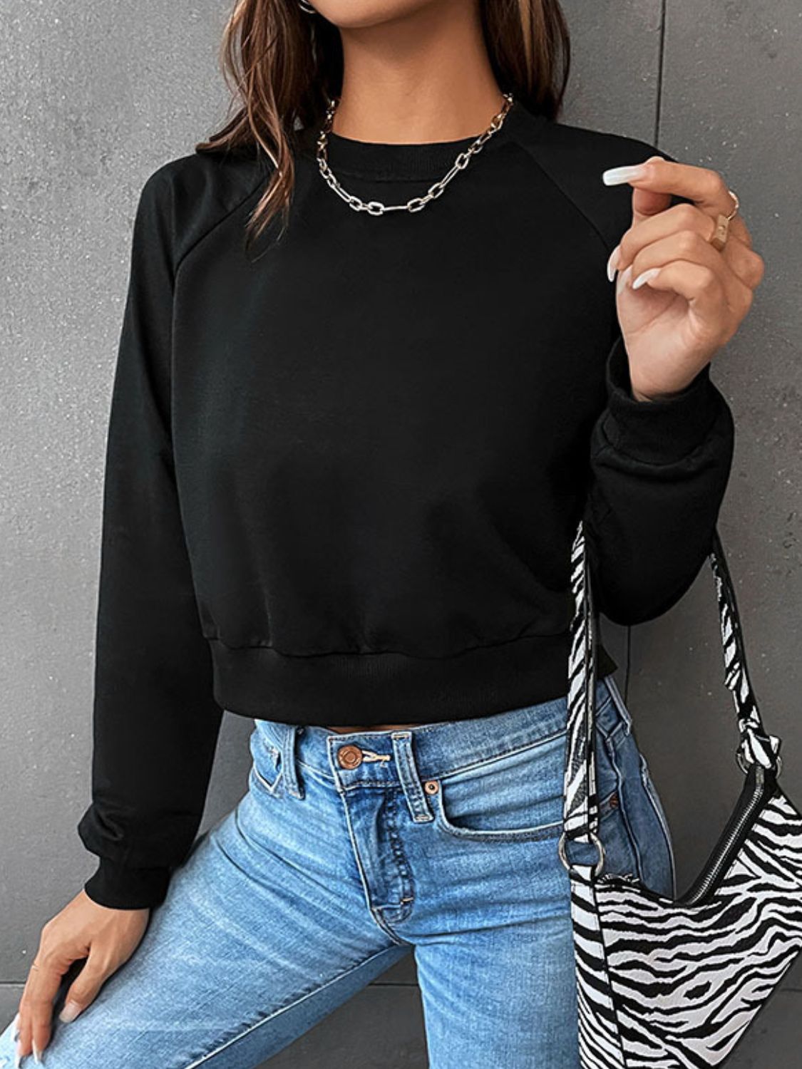 Kurzes Sweatshirt mit Raglanärmeln und Rundhalsausschnitt