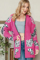 Rosarote Strickjacke mit offener Vorderseite und Animalprint